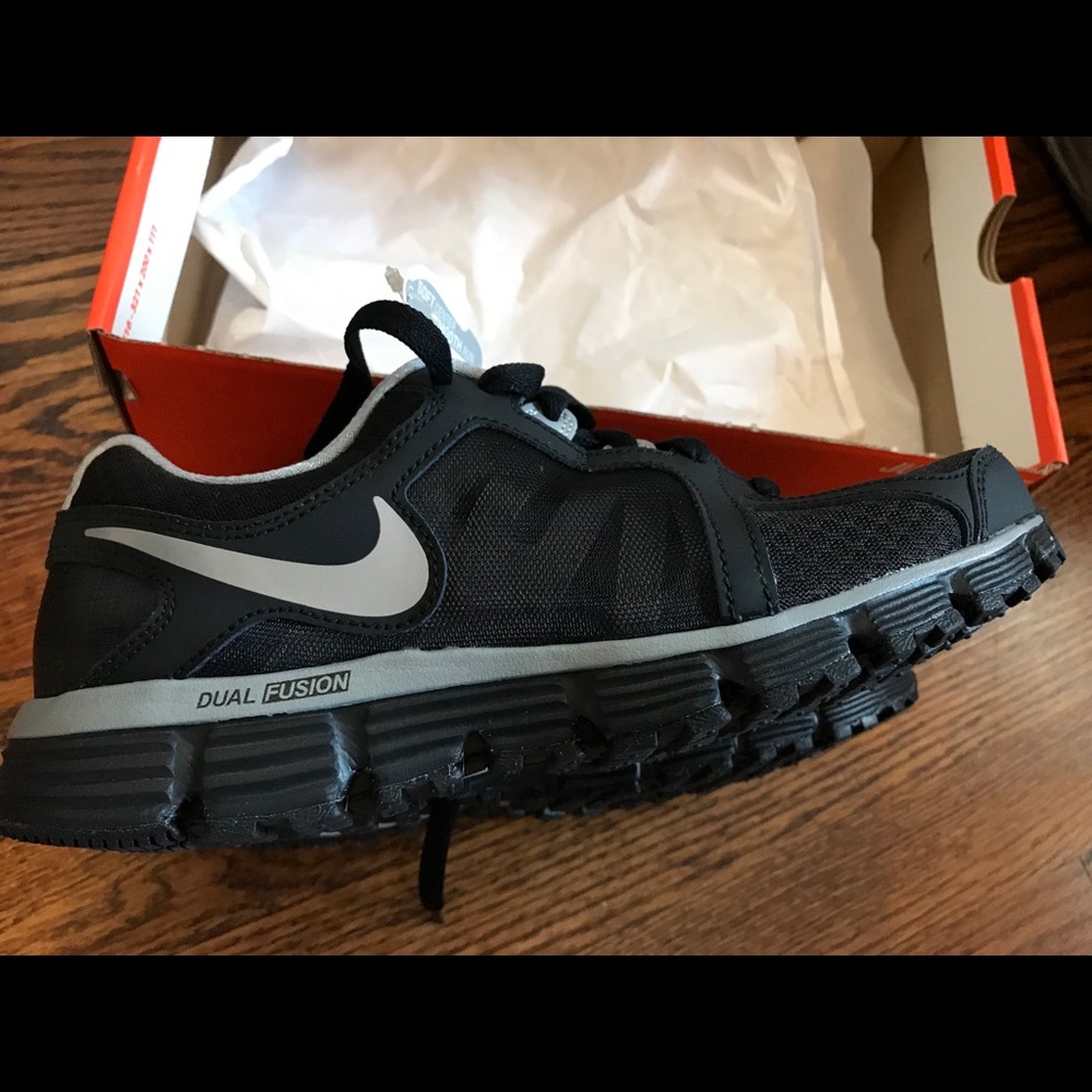 Nike Dual Fusion ST 2 size 8 *NEW*